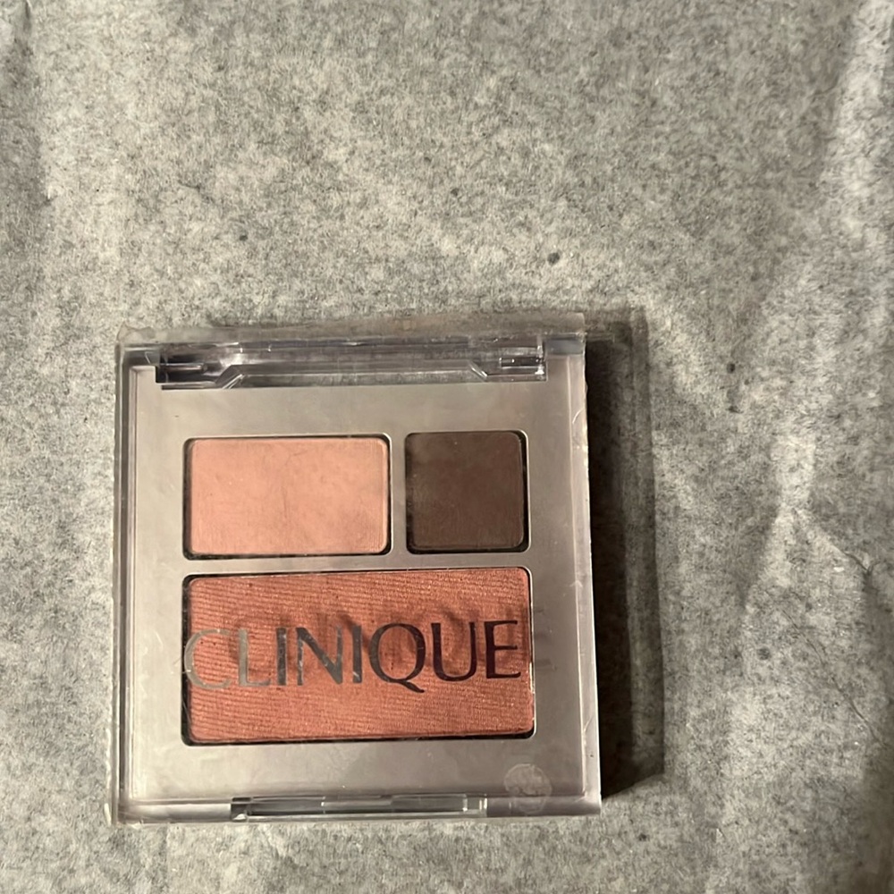 ❤️‍🔥BOGO free (equal or lesser value). NWT-Clinique palette